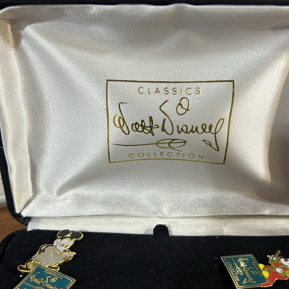 New Classics Walt Disney collection pins - Picture 3 of 5